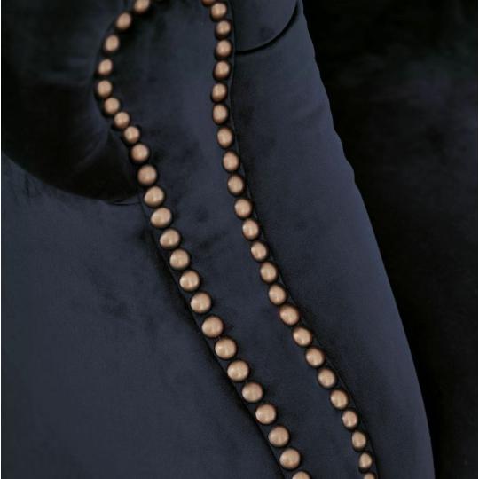 szegecs tuzott kek barsony chesterfield karpitos fotel elegans polgari villa kastely nappali butor berendezes.jpg